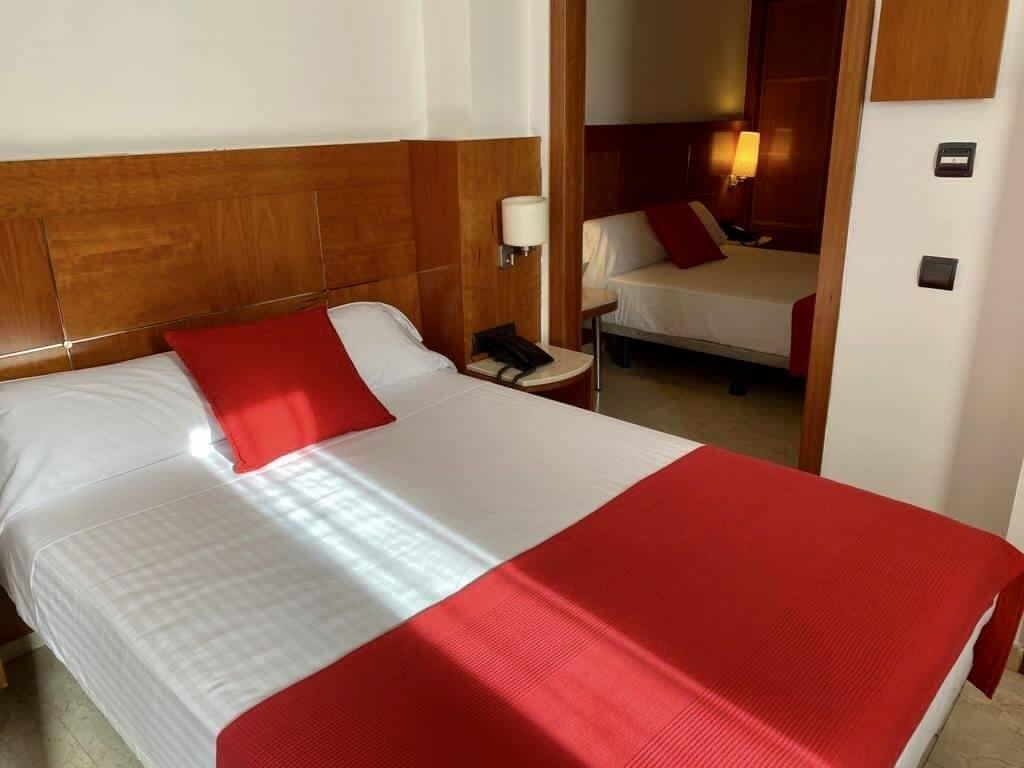 Hotel Calasanz Molins de Rei Zewnętrze zdjęcie