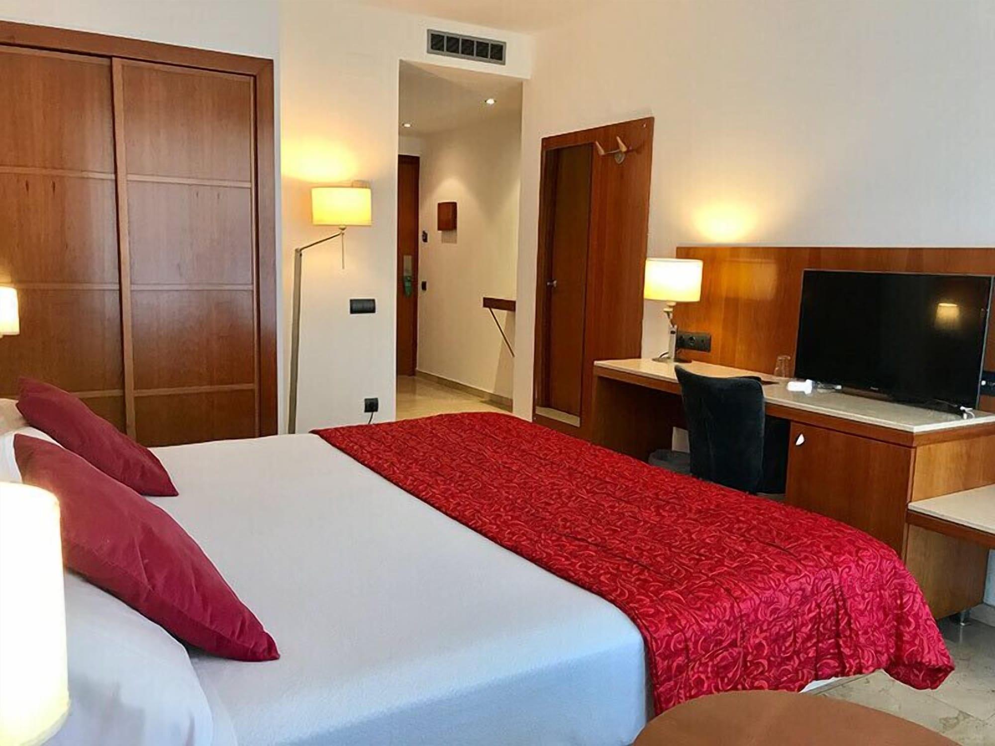 Hotel Calasanz Molins de Rei Zewnętrze zdjęcie