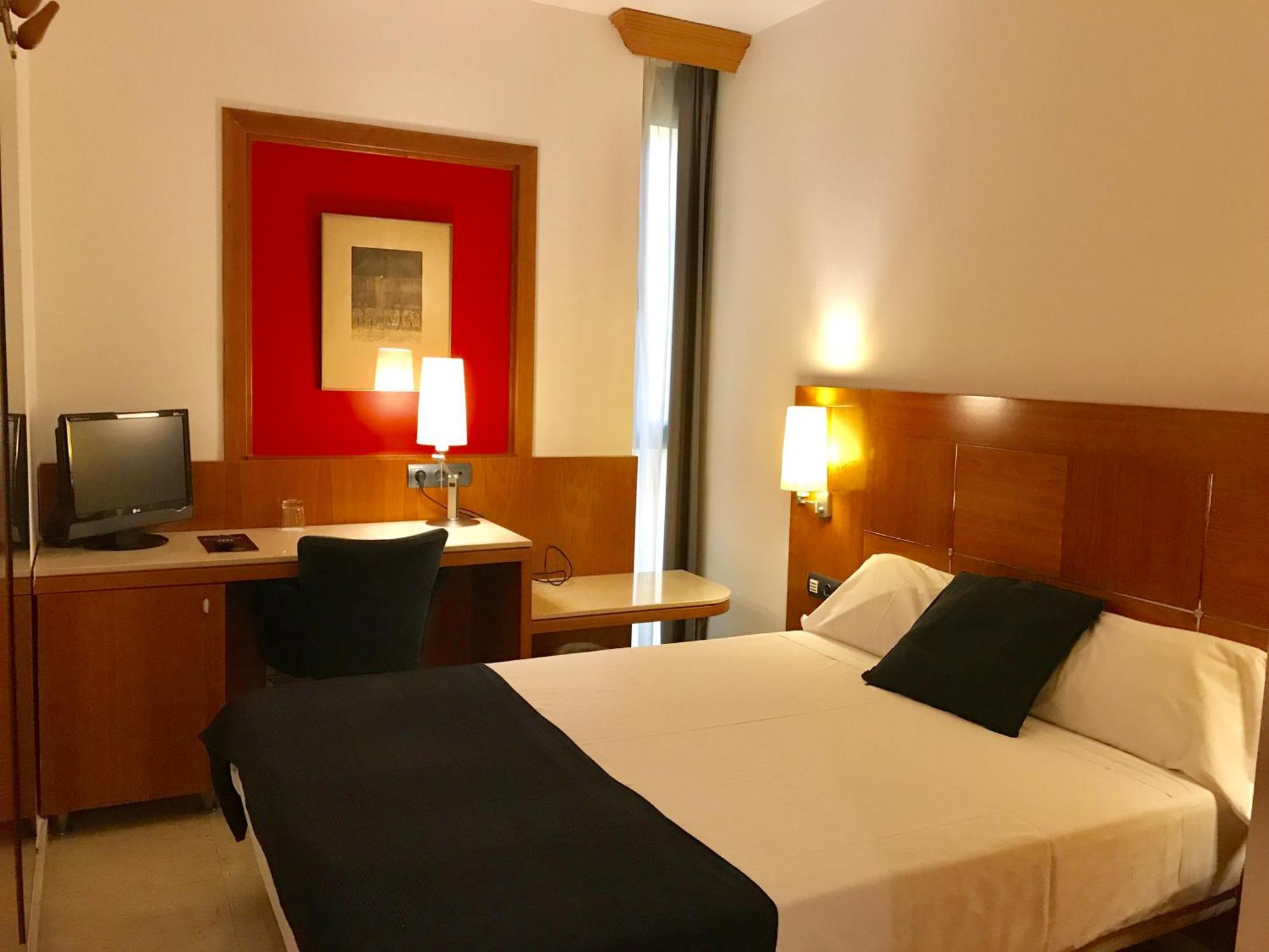Hotel Calasanz Molins de Rei Zewnętrze zdjęcie