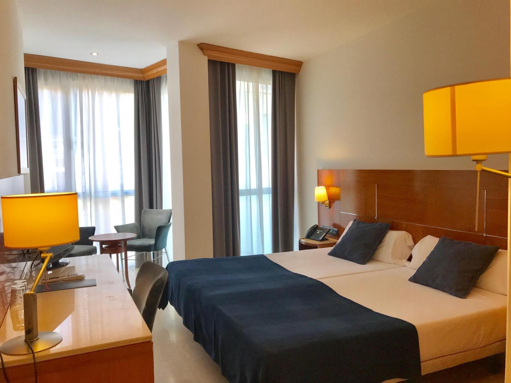 Hotel Calasanz Molins de Rei Zewnętrze zdjęcie