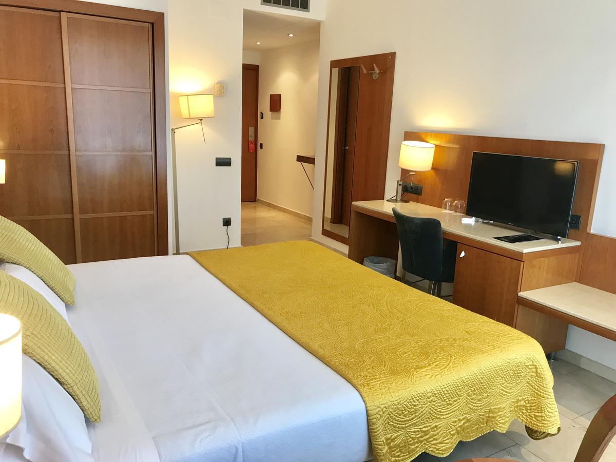 Hotel Calasanz Molins de Rei Zewnętrze zdjęcie