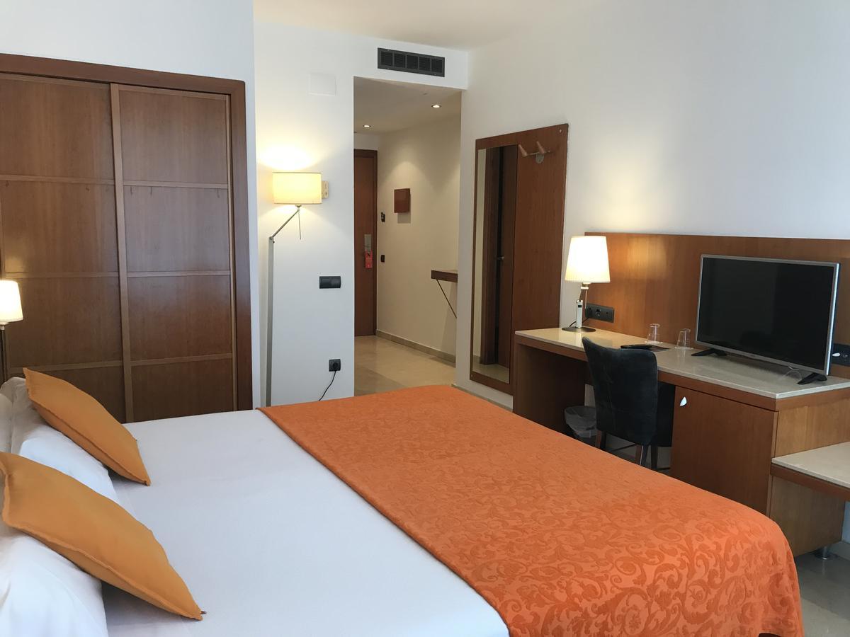 Hotel Calasanz Molins de Rei Zewnętrze zdjęcie