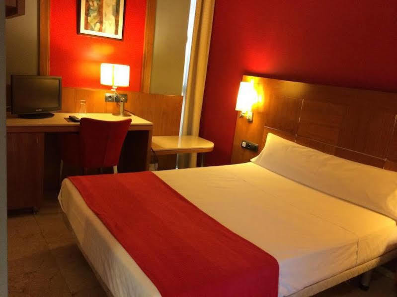 Hotel Calasanz Molins de Rei Zewnętrze zdjęcie